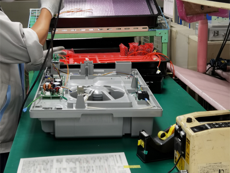 アンデス電気　空気清浄機バイオミクロンBM-H101A　製造工場レポートページ　後枠へ制御基板の取付けの様子