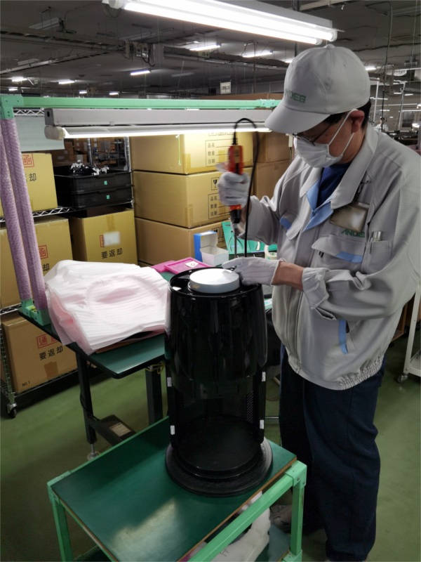 アンデス電気　空気清浄機バイオミクロンサークルシリーズ　製造工場レポート　モーターファン部のカバー取付け、操作パネル取付け