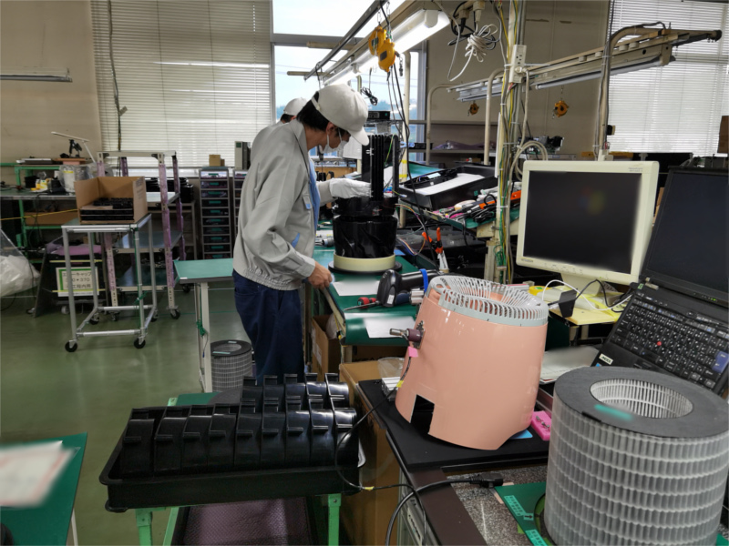 アンデス電気　空気清浄機バイオミクロンサークルシリーズ　製造工場レポート　モーターファンと基板、支柱部分の接合